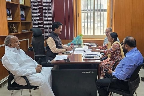  ಬೆಳೆ ವಿಮೆ ನೋಂದಣಿಗೆ ಸಂಬಂಽಸಿದಂತೆ ಚಿತ್ರದುರ್ಗ ಡಿಸಿಸಿ ಬ್ಯಾಂಕಿನಲ್ಲಿ ಗುರುವಾರ ಬ್ಯಾಂಕಿನ ಅಧ್ಯಕ್ಷ, ಶಾಸಕ ಟಿ.ರಘುಮೂರ್ತಿ ಅವರು ಪ್ರಗತಿ ಪರಿಶೀಲನೆ ನಡೆಸಿದರು. ಶಾಸಕ ಬಿ.ಜಿ.ಗೋವಿಂದಪ್ಪ ಮತ್ತಿತರರು ಇದ್ದರು. 