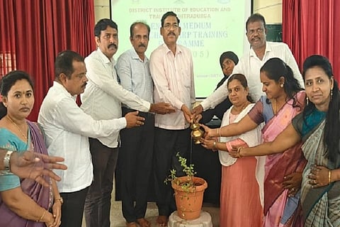  ಚಿತ್ರದುರ್ಗ ಡಯಟ್‌ನಲ್ಲಿ ಗುರುವಾರ ದ್ವಿಭಾಷಾ ತರಗತಿ ಬೋಧನೆ ಕುರಿತ ತರಬೇತಿ ಕಾರ್ಯಾಗಾರವನ್ನು ಪ್ರಾಚಾರ್ಯ ಎಂ. ನಾಸಿರುದ್ದೀನ್ ಉದ್ಘಾಟಿಸಿದರು. ಎಸ್. ನಾಗಭೂಷಣ್, ಎಸ್.ಸಿ.ಪ್ರಸಾದ್, ಅರ್ಜುಮಂದ್‌ಬಾನು ಇತರರು ಇದ್ದರು.