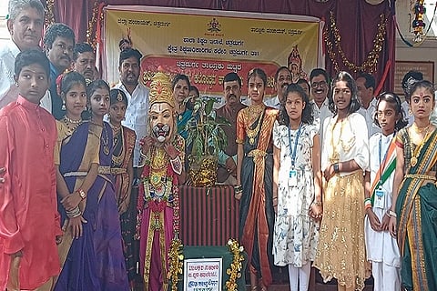  ಚಿತ್ರದುರ್ಗದಲ್ಲಿ ಶುಕ್ರವಾರ ಏರ್ಪಡಿಸಿದ್ದ ತಾಲೂಕು ಮಟ್ಟದ ಪ್ರತಿಭಾಕಾರಂಜಿ ಸ್ಪರ್ಧೆಯನ್ನು ಎಡಿಸಿ ಬಿ.ಟಿ. ಕುಮಾರಸ್ವಾಮಿ ಉದ್ಘಾಟಿಸಿದರು. ಎಂ.ಆರ್.ಮAಜುನಾಥ್, ಮಾಲತೇಶ ಮುದ್ದಜ್ಜಿ, ಮಹಾಂತೇಶ್, ಕೆಂಚಪ್ಪ, ಬಸವರಾಜ್, ವಿಮಲಾಕ್ಷಿ, ವಿದ್ಯಾ ಇತರರಿದ್ದರು.