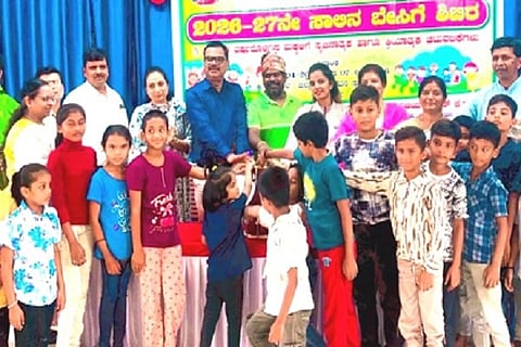 ಚಿತ್ರದುರ್ಗದಲ್ಲಿ ಆಯವೋಜಿಸಿರುವ ೧೫ ದಿನಗಳ ಬೇಸಿಗೆ ಶಿಬಿರಕ್ಕೆ ಮಂಗಳವಾರ ಕೆ.ಎಚ್. ವಿಜಯಕುಮಾರ್ ಚಾಲನೆ ನೀಡಿದರು. ಜ್ಯೋತಿರಾಜ್, ಜೆ. ವೈಶಾಲಿ, ಸುರೇಶ್, ರಾಜನಾಯ್ಕ್, ನವೀನ್‌ಕುಮಾರ್,ನಿರ್ಮಲಾ ಇತರರು ಇದ್ದರು.