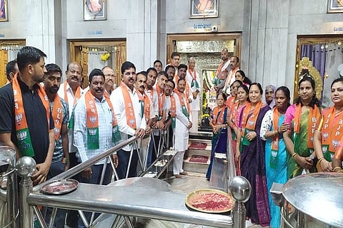 ಪ್ರಧಾನಿ ನರೇಂದ್ರ ಮೋದಿ ಅವರು ೧೨ ವರ್ಷ ನಿರಂತರ ಅಽಕಾರಾವಽ ಪೂರೈಸಿರುವ ಹಿನ್ನೆಲೆ ಬಿಜೆಪಿ ಕಾರ್ಯಕರ್ತರು ಚಿತ್ರದುರ್ಗದ  ನೀಲಕಂಠೇಶ್ವರ ದೇವಾಲಯದಲ್ಲಿ ಬುಧವಾರ ವಿಶೇಷ ಪೂಜೆ ಸಲ್ಲಿಸಿದರು. ಎಂಎಲ್‌ಸಿ ಕೆ.ಎಸ್.ನವೀನ್,.ಮಾಜಿ ಶಾಸಕ ಎಸ್.ಕೆ. ಬಸವರಾಜನ್ ಇತರರು ಇದ್ದರು.