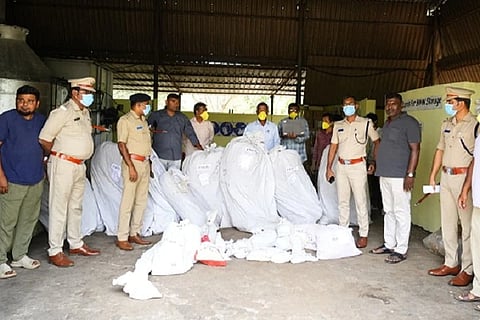  ಮಾದಕ ವಸ್ತುಗಳ ದುರುಪಯೋಗ ಮತ್ತು ಅಕ್ರಮ ಸಾಗಣೆ ವಿರುದ್ಧದ ಅಂತಾರಾಷ್ಟಿçÃಯ ದಿನದ ಅಂಗವಾಗಿ ಜಿಲ್ಲೆಯ ವಿವಿಧ ಪೊಲೀಸ್ ಠಾಣೆಗಳ ವ್ಯಾಪ್ತಿಯಲ್ಲಿ ವಶಪಡಿಸಿಕೊಂಡಿದ್ದ ಅಂದಾಜು ೨೬ ಲಕ್ಷ ರೂ. ಮೌಲ್ಯದ ಗಾಂಜಾವನ್ನು ನಾಶಪಡಿಸಲಾಯಿತು. ಎಸ್‌ಪಿ ರಂಜಿತ್‌ಕುಮಾರ್ ಬಂಡಾರು, ಎಎಸ್‌ಪಿ ಡಾ. ಶಿವಕುಮಾರ್, ಡಿವೈಎಸ್‌ಪಿಗಳಾದ ಅರುಣ್ ನಾಗೇಗೌಡ, ಶಿವಕುಮಾರ್ ಇತರರು ಇದ್ದರು.