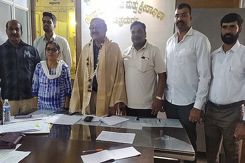  ಚಿತ್ರದುರ್ಗದ ಕ್ರೀಡಾ ಇಲಾಖೆ ಸಹಾಯಕ ನಿರ್ದೇಶಕರ ಕಚೇರಿಗೆ ಬುಧವಾರ ಕರ್ನಾಟಕ ಕ್ರೀಡಾ ಪ್ರಾಽಕಾರದ ಉಪಾಧ್ಯಕ್ಷ ಅರು ಣ್‌ಮಾಚಯ್ಯ ಭೇಟಿ ನೀಡಿದ್ದರು. ಸುಚೇತನಾ ನೆಲವಗಿ, ಎನ್.ಡಿ.ಕುಮಾರ್, ಮಹೀಬುಲ್ಲಾ, ನಿಶ್ಚಿತ್, ಗುರು ಇತರರು ಇದ್ದರು. -----