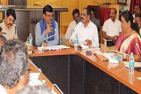  ಚಿತ್ರದುರ್ಗದಲ್ಲಿ ಬುಧವಾರ ಎಸ್ಸೆಸ್ಸೆಲ್ಲಿ ಪರೀಕ್ಷೆ ಸಿದ್ಧತಾ ಸಭೆಯಲ್ಲಿ ಬಿ.ಟಿ.ಕುಮಾರಸ್ವಾಮಿ, ಶಿವಕುಮಾರ್, ಎಂ.ಆರ್.ಮAಜುನಾಥ್, ಹನುಮಕ್ಕ ಇದ್ದರು.