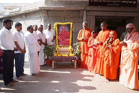 ಚಿತ್ರದುರ್ಗದಲ್ಲಿ ಬುಧವಾರ ಆಯೋಜಿಸಿದ್ದ ಶ್ರೀ ಸರ್ಪಭೂಷಣ ಶಿವಯೋಗಿಗಳ ಜಯಂತ್ಯುತ್ಸದಲ್ಲಿ ಶ್ರೀ ಬಸವ ಮಹಾಂತ ಸ್ವಾಮೀಜಿ, ಡಾ. ಬಸವಪ್ರಭು ಸ್ವಾಮೀಜಿ, ಡಾ. ಬಸವಕುಮಾರ ಸ್ವಾಮೀಜಿ, ಬಸವ ಮುರುಘ ರಾಜೇಂದ್ರ ಸ್ವಾಮೀಜಿ ಇತರರು ಇದ್ದರು.