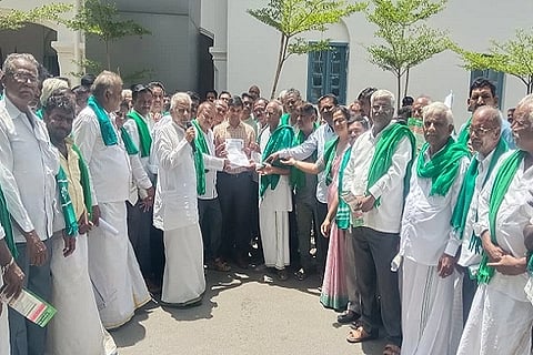  ವಿದ್ಯುತ್ ಖಾಸಗೀಕರಣ ವಿರೋಽಸಿ ಚಿತ್ರದುರ್ಗದಲ್ಲಿ ಸೋಮವಾರ ರೈತರು ಪ್ರತಿಭಟನೆ ನಡೆಸಿ ಎಸಿ ಡಾ. ಕಾಂತರಾಜು ಅವರಿಗೆ ಮನವಿ ಸಲ್ಲಿಸಿದರು. ಕೆ.ಪಿ.ಭೂತಯ್ಯ, ಕೆ.ಟಿ. ತಿಪ್ಪೇಸ್ವಾಮಿ, ರೆಡ್ಡಿಹಳ್ಳಿ ವೀರಣ್ಣ,ಪ್ರವೀಣ್‌ಕುಮಾರ್, ಬೇಡರೆಡ್ಡಿಹಳ್ಳಿ ಬಸವರೆಡ್ಡಿ, ಲಕ್ಷ÷್ಮಣ್‌ಹೂ ಗಾರ್, ರ‍್ಲಹಳ್ಳಿ ರವಿಕುಮಾರ್ ಇತರರು ಇದ್ದರು.