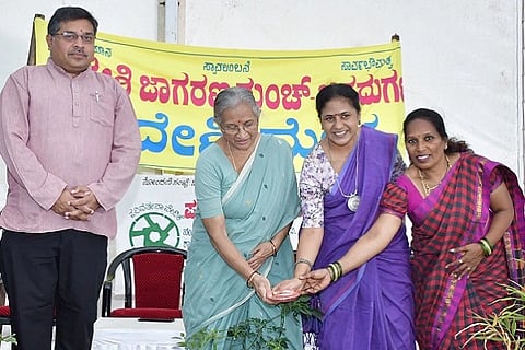 ಚಿತ್ರದುರ್ಗದಲ್ಲಿ ಏರ್ಪಡಿಸಿರುವ ಸ್ವದೇಶಿ ಮೇಳದಲ್ಲಿ ಶನಿವಾರ ತಾರಸಿ ತೋಟ ತರಬೇತಿ ಕರ‍್ಯಕ್ರಮದಲ್ಲಿ ಎಂಎಲ್‌ಸಿ ಕೆ.ಎಸ್.ನ ವೀನ್,ಡಾ.ಶಾಂತಭಟ್,ರೀನಾವೀರಭದ್ರಪ್ಪ,ನಾಗರಾಜ್‌ಬೇದ್ರೆ ಇದ್ದರು. 