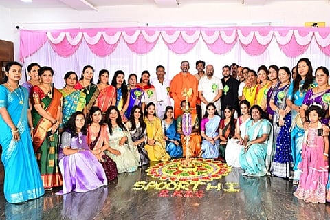 ಚಿತ್ರದುರ್ಗದ ಎಸ್‌ಜೆಎಂಐಟಿ ಕಾಲೇಜಿನಲ್ಲಿ ಎರಡು ದಿನಗಳ ಕಾಲ ಆಯೋಜಿಸಿರುವ ಸೂರ್ತಿ ಕ್ರೀಡಾ ಮತ್ತು ಸಾಂಸ್ಕೃತಿಕ ಕಾರ್ಯಕ್ರಮಕ್ಕೆ ಮಂಗಳವಾರ ಮುರುಘಾಮಠದ ಆಡಳಿತ ಮಂಡಳಿ ಸದಸ್ಯ ಡಾ. ಬಸವಕುಮಾರ ಸ್ವಾಮೀಜಿ ಚಾಲನೆ ನೀಡಿದರು. ಡಾ.ಪಿ.ಬಿ. ಭರತ್ ಡಾ.ಕೆ.ಆರ್. ಕೃಷ್ಣಾರೆಡ್ಡಿ, ಡಾ.ಟಿ.ವಿ. ಅರವಿಂದ, ಡಾ.ಕೆ. ಕುಮಾರಸ್ವಾಮಿ, ಪ್ರೊ. ಸುಷ್ಮಿತಾದೇಬ್, ಪ್ರೊ. ಆರ್.ಎಸ್. ಜಯದೇವಪ್ಪ, ಪ್ರೊ.ಎಸ್. ಧನುಷ್ ಇತರರು ಇದ್ದರು.
