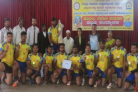 ಚಿತ್ರದುರ್ಗ ಆಯೋಜಿಸಿದ್ದ ಎರಡು ದಿನಗಳ ಕಾಲ ಜರುಗಿದ ರಾಜ್ಯಕಾನೂನು ವಿಶ್ವವಿದ್ಯಾಲಯದ ಅಂತರ್‌ಮಹಾ ವಿದ್ಯಾಲಯಗಳ  ಹೊನಲು ಬೆಳಕಿನ ಪುರುಷರ ಕಬ್ಬಡಿ ಪಂದ್ಯಾವಳಿಯಲ್ಲಿ ಹುಬ್ಬಳ್ಳಿಯ ಜಿ.ಕೆ.ಕಾನೂನು ಕಾಲೇಜು ತಂಡ ಪ್ರಥಮ ಪಡೆಯಿತು. ಎಚ್. ಹನುಮಂತಪ್ಪ,ಎಂ.ಕೆ.ಫಾತ್ಯರಾಜನ್,ಡಿ.ಕೆ.ಶೀಲಾ, ತಂಡ ನಾಯಕ ಕಾರ್ತಿಕ್ ಇತರರು ಇದ್ದಾರೆ.