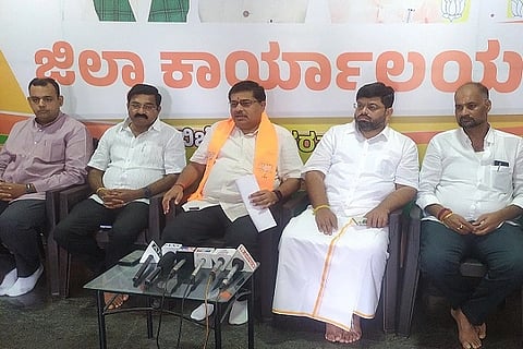  ಸುದ್ದಿಗೋಷ್ಠಿಯಲ್ಲಿ, ಎಂಎಲ್‌ಸಿ ಕೆ.ಎಸ್.ನವೀನ್, ಪಕ್ಷದ ಜಿಲ್ಲಾಧ್ಯಕ್ಷ ಕೆ.ಟಿ. ಕುಮಾರಸ್ವಾಮಿ, ಡಾ. ಸಿದ್ದಾರ್ಥ್ ಗುಂಡಾರ್ಪಿ, ಮಾಧುರಿ ಗಿರೀಶ್, ವೆಂಕಟೇಶ್‌ಯಾದವ್, ನಾಗರಾಜ್ ಬೇದ್ರೆ, ಲೋಕೇಶ್, ನಾಗರಾಜ್ ಇದ್ದರು.