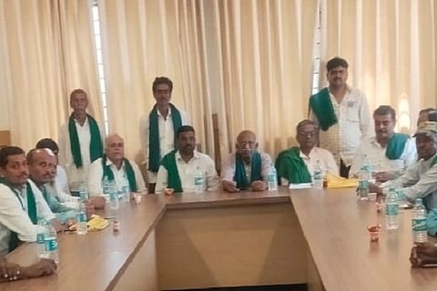 ಹೊಳಲ್ಕೆರೆಯಲ್ಲಿ ಮಂಗಳವಾರ ಜರುಗಿದ ರಾಜ್ಯರೈತ ಸಂಘ ಹಾಗೂ ಹಸಿರುಸೇನೆ ತಾಲೂಕು ಘಟಕದ ಸಭೆ 