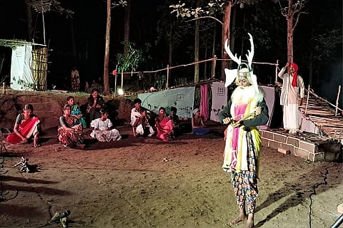 ನಾಗರಹೊಳೆ ನಾಣಚ್ಚಿ ಗದ್ದೆ ಹಾಡಿಯಲ್ಲಿ ನಡೆದ ಹಾಡಿ ಕಿನ್ನರ ಲೋಕ ಕಾರ್ಯಕ್ರಮದಲ್ಲಿ ಹಾಡಿಯ ಮಕ್ಕಳು ಅಭಿನಯಿಸಿದ ಬೊಮ್ಮನಹಳ್ಳಿ ಕಿಂದರಿ ಜೋಗಿ ನಾಟಕ ಗಮನ ಸೆಳೆಯಿತು. 22ಎಂಡಿಕೆ06: ನಾಗರಹೊಳೆ ನಾಣಚ್ಚಿ ಗದ್ದೆ ಹಾಡಿಯಲ್ಲಿ ನಡೆದ ಹಾಡಿ ಕಿನ್ನರ ಲೋಕ ಕಾರ್ಯಕ್ರಮದಲ್ಲಿ ಗಿರಿಜನ ಸಮಗ್ರ ಅಭಿವೃದ್ಧಿ ಕಲಾ ಸಂಸ್ಥೆಯ ಸದಸ್ಯರು ಗಿರಿಜನ ಸಂಸ್ಕೃತಿ ಬಿಂಬಿಸುವ ನೃತ್ಯ ಪ್ರದರ್ಶನ ನೀಡಿದರು.