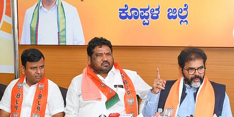 ಬಿಜೆಪಿ ಜಿಲ್ಲಾಧ್ಯಕ್ಷ ಬಸವರಾಜ ದಢೇಸುಗೂರು, ಪ್ರಮುಖರಾದ ಕರುಣಾಕರ್​ ಖಾಸಲೆ, ಚಂದ್ರಶೇಖರ ಹಲಗೇರಿ, ನವೀನ ಗುಳಗಣ್ಣವರ, ಡಾ.ಬಸವರಾಜ ಕ್ಯಾವಟರ್​ ಇತರರಿದ್ದರು.