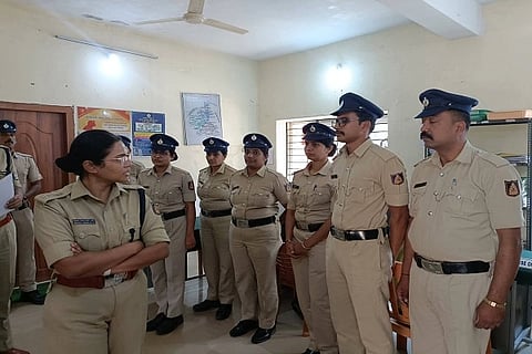 ಮಡಿಕೇರಿಯಲ್ಲಿರುವ ಸೈಬರ್ ಕ್ರೈಂ ಠಾಣೆಗೆ ಗುರುವಾರ (ಜ.15) ಭೇಟಿ ನೀಡಿದ ಎಸ್‌ಪಿ ಆರ್.ಎಸ್ ಬಿಂದುಮಣಿ ಅಲ್ಲಿನ ಕಾರ್ಯ ಚಟುವಟಿಕೆಗಳನ್ನು ಪರಿಶೀಲಿಸಿ ಅಧಿಕಾರಿ ಮತ್ತು ಸಿಬ್ಬಂದಿಗೆ ಸೈಬರ್ ಅಪರಾಧಗಳ ತನಿಖೆಯ ಕುರಿತು ನಿರ್ದೇಶನಗಳನ್ನು ನೀಡಿದರು.