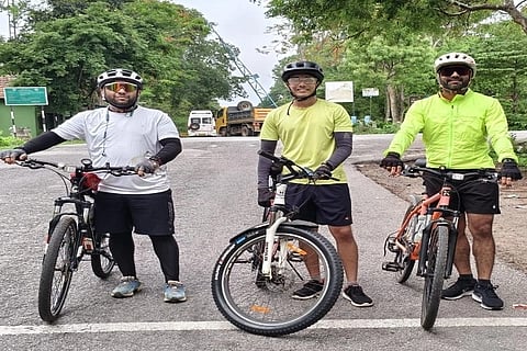  ನಿಟ್ಟೂರು ಗ್ರಾಮದ ಮುಕ್ಕಾಟಿರ ರೋಶನ್ ದೇವಯ್ಯ, ಕಾಟಿಮಾಡ ಶಮನ್ ಪೊನ್ನಣ್ಣ ಹಾಗೂ ಮಾಚಂಗಡ ಪ್ರನಾಮ್ ಕರುಂಬಯ್ಯ ತೈಲ ಬಿಕ್ಕಟ್ಟಿನ ಜಾಗೃತಿ ಮೂಡಿಸಲು ಸೈಕಲ್ ಸವಾರಿ ನಡೆಸಿದರು.