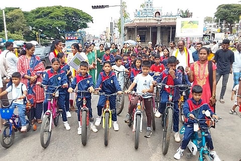ವಿಶ್ವ ಪರಿಸರ ದಿನಾಚರಣೆ ಅಂಗವಾಗಿ ಕುಶಾಲನಗರದ ಕ್ರೈಸ್ಟ್ ವಿದ್ಯಾ ಸಂಸ್ಥೆ ಆಶ್ರಯದಲ್ಲಿ ಪುಟ್ಟ ಮಕ್ಕಳು ಸೈಕಲ್ ಜಾಥಾ ನಡೆಸಿ ಪರಿಸರದ ಬಗ್ಗೆ ಜಾಗೃತಿ ಮೂಡಿಸಿದರು.