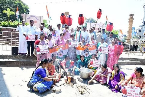 ದಾವಣಗೆರೆಯ ಜಯದೇವ ವೃತ್ತದಲ್ಲಿ ಬುಧವಾರ ಅಡುಗೆ ಅನಿಲ ದರ ಏರಿಕೆ ಖಂಡಿಸಿ, ಸೌದೆ ಒಲೆ ಹಚ್ಚಿ ಅಡುಗೆ ಮಾಡುವ ಮೂಲಕ ಜಿಲ್ಲಾ ಮಹಿಳಾ ಕಾಂಗ್ರೆಸ್ ವತಿಯಿಂದ ಪ್ರತಿಭಟನೆ ನಡೆಯಿತು. ಅನಿತಾಬಾಯಿ, ದಿನೇಶ್ ಕೆ. ಶೆಟ್ಟಿ, ಕೆ.ಜಿ. ಶಿವಕುಮಾರ್, ದಾಕ್ಷಾಯಿಣಮ್ಮ, ಶುಭಮಂಗಳಾ, ರಾಜೇಶ್ವರಿ, ಮಂಜಮ್ಮ, ಕವಿತಾ ಚಂದ್ರಶೇಖರ್, ಸುನಿತಾ ಭೀಮಣ್ಣ ಭಾಗವಹಿಸಿದ್ದರು.
