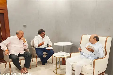 ಸಚಿವ ಯತೀಂದ್ರ ಅವರನ್ನು ಭೇಟಿಯಾದ ಡಿ.ಎಸ್.ಅರುಣ್ ಹಾಗೂ ಎಸ್.ಎನ್.ಚನ್ನಬಸಪ್ಪ ಸಿಎ ನಿವೇಶನಗಳ ನವೀಕರಣಕ್ಕೆ ಸಂಬಂಧಿಸಿದ ಹಲವು ವಿಷಯಗಳ ಕುರಿತು ಗಮನಸೆಳೆದರು.