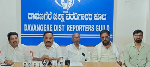 ದಾವಣಗೆರೆ ಸುದ್ದಿಗೋಷ್ಠಿಯಲ್ಲಿ ಕೆಪಿಸಿಸಿ ವಕ್ತಾರ ಡಿ. ಬಸವರಾಜ್, ಕೆ. ಚಮನ್‌ಸಾಬ್,  ಆರ್.ಎಚ್.ನಾಗಭೂಷಣ್, ಜಾಕೀರ್ ಅಲಿ, ರಹೀಂಸಾಬ್ ಇದ್ದರು. 