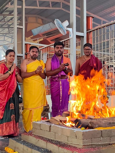 ಬೆಳಗಾವಿ ಗುರುಪ್ರಸಾದ ಕಾಲನಿಯ ದತ್ತ ಮಂದಿರದ ಅತಿರುದ್ರ ಪಠಣ ಯಾಗದ ದೃಶ್ಯ.