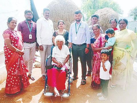 ಸುತ್ತೂರು ಗ್ರಾಮದಲ್ಲಿ ಅನಾರೋಗ್ಯ ಪೀಡಿತೆ ನಂಜಮ್ಮ ಅವರಿಗೆ ಸುತ್ತೂರು ವಲಯದ ಧರ್ಮಸ್ಥಳ ಗ್ರಾಮಾಭಿವೃದ್ಧಿ ಸಂಸ್ಥೆಯಿಂದ ವೀಲ್‌ಚೇರ್ ವಿತರಿಸಲಾಯಿತು. 