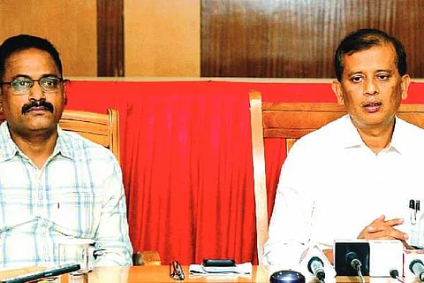 ದಾವಣಗೆರೆ ಜಿಲ್ಲಾಡಳಿತ ಭವನದಲ್ಲಿ ಮಂಗಳವಾರ ಸುದ್ದಿಗೋಷ್ಠಿಯಲ್ಲಿ ಜಿಲ್ಲಾಧಿಕಾರಿ ಜಿ.ಎಂ. ಗಂಗಾಧರ ಸ್ವಾಮಿ ಮಾತನಾಡಿದರು. ಶೀಲವಂತ ಶಿವಕುಮಾರ್ ಇದ್ದರು.