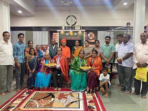 ಹುಬ್ಬಳ್ಳಿಯಲ್ಲಿ ಶನಿವಾರ (donates) ದಾನಿಗಳಾದ ಅಶೋಕ ಹೊಸಮಠ, ಅನ್ನಪೂರ್ಣ ಕಮ್ಮಾರ, ನಿರ್ಮಲಾ ಹೊಸಮಠ, ಉಮಾ ಹೊಸಮಠ, ರಾಜು ಕಮ್ಮಾರ ಅವರನ್ನು ಮೂರುಸಾವಿರ ಮಠದ ಶ್ರೀ ಗುರುಸಿದ್ಧರಾಜಯೋಗೀಂದ್ರ ಸ್ವಾಮೀಜಿ ಸನ್ಮಾನಿಸಿದರು.  