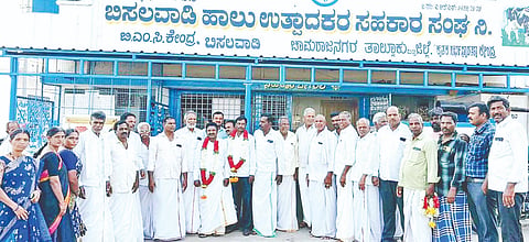ಚಾಮರಾಜನಗರ ತಾಲೂಕಿನ ಬಿಸಲವಾಡಿ ಹಾಲು ಉತ್ಪಾದಕರ ಸಹಕಾರ ಸಂಘಕ್ಕೆ ಆಯ್ಕೆಯಾದ  ಅಧ್ಯಕ್ಷ ಶಿವಬಸಪ್ಪ ಮತ್ತು ಉಪಾಧ್ಯಕ್ಷ ನಾಗರಾಜು ಅವರನ್ನು ಅಭಿನಂದಿಸಲಾಯಿತು. ಬಿ.ಬಿ.ನಾಗರಾಜು, ಸಿ.ರಾಜಶೇಖರ್, ಬಸವಣ್ಣ, ಬಿ.ಶಿವಬಸಪ್ಪ, ಮಹೇಶ್, ಮಹದೇವಸ್ವಾಮಿ, ರಾಚಶೆಟ್ಟಿ, ರಾಚನಾಯಕ, ರವಿ, ರೂಪಾ ಶಾಂತಮಲ್ಲಪ್ಪ, ಮಂಜುಳಾ ರಾಜು ಇದ್ದರು. 