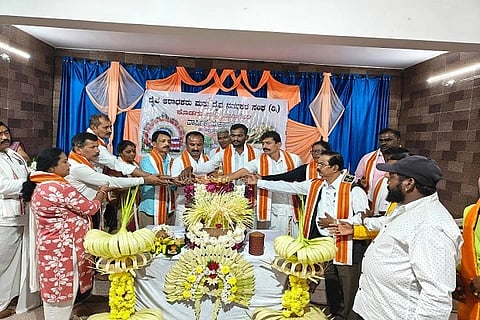 ಕೊಡಗು ಜಿಲ್ಲಾ ದೈವ ಆರಾಧಕರು ಮತ್ತು ದೈವ ನರ್ತಕರ ಸಂಘದ ಮಹಾಸಭೆಯನ್ನು ಗಣ್ಯರು ಉದ್ಘಾಟಿಸಿದರು. ಸದಾಶಿವ ರೈ, ಪಿ.ಎಂ.ರವಿ, ಜಯರಾಮ್  ಇತರರಿದ್ದರು.