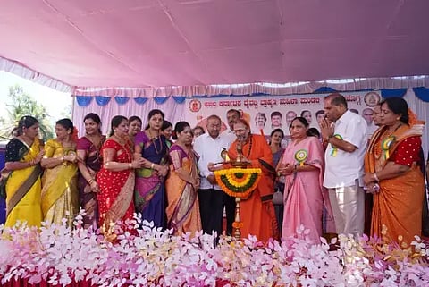 ಶಿವಮೊಗ್ಗದಲ್ಲಿ ಮಹಿಳಾ ವಸತಿ ನಿಲಯ ಕೌಶಲ ತರಬೇತಿ ಕೇಂದ್ರ ಲೋಕಾರ್ಪಣೆಯ ಸಭಾ ಕಾರ್ಯಕ್ರಮವನ್ನು ಶ್ರೀ ಸಚ್ಚಿದಾನಂದ ಜ್ಞಾನೇಶ್ವರ ಭಾರತೀ ಉದ್ಘಾಟಿಸಿದರು. ಎಸ್.ಎನ್.ಚನ್ನಬಸಪ್ಪ, ವಿನಯಾ ರಘುನಾಥ ರಾಯ್ಕರ್, ಬಲ್ಕೀಶ್ ಬಾನು, ಆರ್.ಪ್ರಸನ್ನಕುಮಾರ್ ಇತರರಿದ್ದರು.