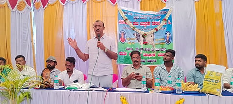 ಕೆ.ಆರ್.ಪೇಟೆ ಪಟ್ಟಣದ ಪ್ರವಾಸಿ ಮಂದಿರದಲ್ಲಿ ಮಾಜಿ ಪ್ರಧಾನಿ ಎಚ್.ಡಿ. ದೇವೇಗೌಡರ ಪತ್ನಿ ಚೆನ್ನಮ್ಮ ಅವರ ಭಾವಚಿತ್ರಕ್ಕೆ ಶಾಸಕ ಎಚ್.ಟಿ. ಮಂಜು ಹಾಗೂ ಜೆಡಿಎಸ್ ಮುಖಂಡರು ಪುಷ್ಪನಮನ ಸಲ್ಲಿಸಿ ನುಡಿನಮನ ಅರ್ಪಿಸಿದರು. ಮಲ್ಲೇನಹಳ್ಳಿ ಮೋಹನ್, ಮಹದೇವೇಗೌಡ, ಎ.ಆರ್.ರಘು ಇತರರು ಇದ್ದರು.