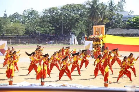 ಕನ್ನಡ ರಾಜ್ಯೋತ್ಸವ ಅಂಗವಾಗಿ ಶಿವಮೊಗ್ಗ ನಗರದ ನೆಹರು ಕ್ರೀಡಾಂಗಣದಲ್ಲಿ ಗಮನಸೆಳೆದ ಮಕ್ಕಳ ನೃತ್ಯ ಪ್ರದರ್ಶನ.