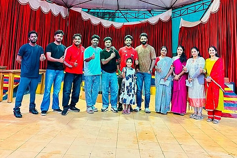 ಕುಶಾಲನಗರ ತಾಲೂಕು ನೃತ್ಯ ಶಿಕ್ಷಕರು ಮತ್ತು ನೃತ್ಯಗಾರರ ಸಭೆಯಲ್ಲಿ ಪಟ್ಟಣದ ಕಲಾವಿದರು ಪಾಲ್ಗೊಂಡಿದ್ದರು. ಪ್ರದೀಪ್, ಶರಣ್, ವಿನುತಾ, ಮಂಜು ಭಾರ್ಗವಿ ಮತ್ತಿತರರು ಇದ್ದರು.