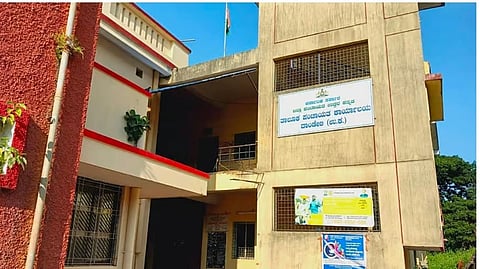ದಾಂಡೇಲಿ ನಗರಸಭೆ ಬಳಿ ಖಾಲಿ ಇರುವ ತಾಲೂಕು ಪಂಚಾಯಿತಿ ಕಚೇರಿ ಕಟ್ಟಡ.