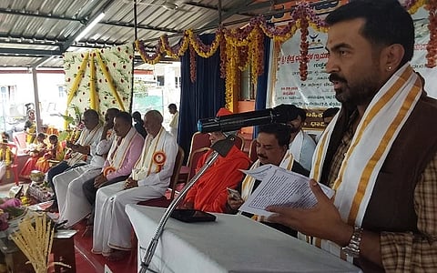 ಸಾಮೂಹಿಕ ಶ್ರೀ ವರಮಹಾಲಕ್ಷ್ಮಿ ಪೂಜೆ ಹಾಗೂ ಧಾರ್ಮಿಕ ಸಭಾ ಕಾರ್ಯಕ್ರಮದಲ್ಲಿ ಮಡಿಕೇರಿ ಕ್ಷೇತ್ರ ಶಾಸಕ ಡಾ.ಮಂತರ್ ಗೌಡ ಮಾತನಾಡಿದರು. ಸದಾಶಿವ ಸ್ವಾಮೀಜಿ, ವಿ.ಪಿ.ಶಶಿಧರ್ ಇತರರಿದ್ದರು.