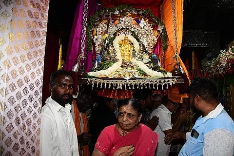 ದಾವಣಗೆರೆಯ ವೆಂಕಟೇಶ್ವರ ಸ್ವಾಮಿ ದೇಗುಲದಲ್ಲಿ ವೈಕುಂಠ ಏಕಾದಶಿ ಪ್ರಯುಕ್ತ ಭಕ್ತರು ಉತ್ತರ ಬಾಗಿಲ ಮೂಲಕ ಸ್ವಾಮಿಯ ದರ್ಶನ ಪಡೆದರು.  