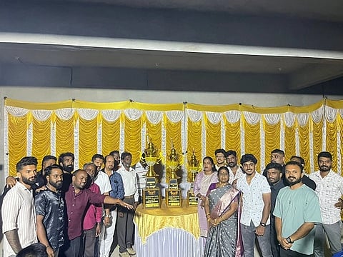 ದಶಮಂಟಪ ಪ್ರೀಮಿಯರ್ ಲೀಗ್‌ನ ವಿನ್ನರ್ಸ್‌ ಹಾಗೂ ೨ ರನ್ನರ್ ಟ್ರೋಫಿಗಳ ಅನಾವರಣ ಕಾರ್ಯಕ್ರಮ ನಗರದ ಮಲ್ಲಿಕಾರ್ಜುನ ನಗರದಲ್ಲಿರುವ ಕೋದಂಡರಾಮ ದೇವಾಲಯದ ಸಮುದಾಯ ಭವನದಲ್ಲಿ ನೆರವೇರಿತು. 