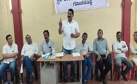 ಕಾವೇರಿ ದಸರಾ ಸಮಿತಿಯ ೪೭ನೇ ವರ್ಷದ ಮಹಾಸಭೆಯಲ್ಲಿ ಕುಲ್ಲಚಂಡ ಪ್ರಮೋದ್ ಗಣಪತಿ ಮಾತನಾಡಿದರು. ಕಂದಾದೇವಯ್ಯ, ಧ್ಯಾನ್ ಸುಬ್ಬಯ್ಯ, ಶಾಜಿ ಅಚ್ಚುತನ್ ಉಪಸ್ಥಿತರಿದ್ದರು.