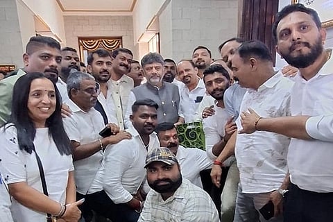ಶಾಸಕ ಡಾ. ಮಂತರ್ ಗೌಡ ನೇತೃತ್ವದಲ್ಲಿ ಮಡಿಕೇರಿ ದಸರಾ ಸಮಿತಿ ನಿಯೋಗ ಮುಖ್ಯಮಂತ್ರಿ ಡಿ.ಕೆ. ಶಿವಕುಮಾರ್ ಅವರನ್ನು ಭೇಟಿ ಮಾಡಿತ್ತು. ಮಹೇಶ್ ಜೈನಿ, ಬಿ.ಕೆ. ಅರುಣ್ ಕುಮಾರ್, ಅರುಣ್ ಶೆಟ್ಟಿ, ಸಬೀತಾ, ಮುದ್ದುರಾಜ್ ಮತ್ತಿತರರು ಇದ್ದರು.