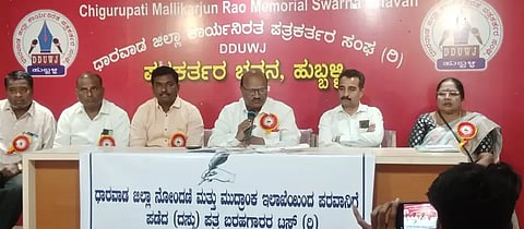 bond writers ದಸ್ತು ಬರಹಗಾರರ ಸಂಘದ ಅಧ್ಯಕ್ಷ ಶಾಂತರಾಜ‌ ಪೋಳ ಹುಬ್ಬಳ್ಳಿಯಲ್ಲಿ ಮಾಧ್ಯಮದವರೊಂದಿಗೆ ಮಾತನಾಡಿದರು.