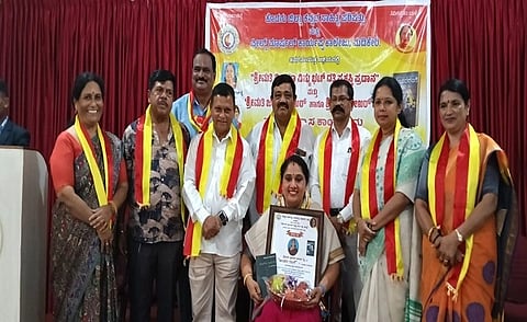 ವಿಜಯಾ ವಿಷ್ಣು ಭಟ್ ದತ್ತಿ ಪ್ರಶಸ್ತಿಯನ್ನು ಉಪನ್ಯಾಸಕಿ ಹಾಗೂ ಲೇಖಕರಾದ ಪ್ರತಿಮಾ ಹರೀಶ್ ರೈರವರಿಗೆ ಪ್ರದಾನ ಮಾಡಲಾಯಿತು. ಪ್ರೊ.ನಯನ ಕಶ್ಯಪ್, ಎಂ.ಪಿ.ಕೇಶವ ಕಾಮತ್, ಪ್ರೊ.ಮೇಜರ್ ಡಾ.ರಾಘವ ಇತರರಿದ್ದರು.