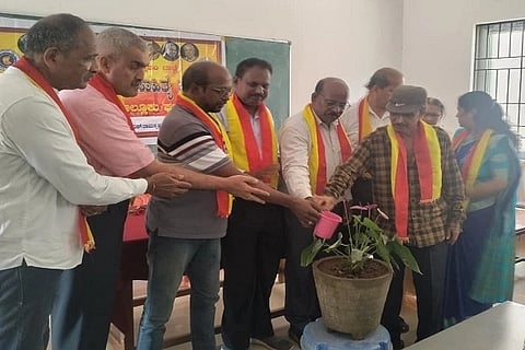 ಕೊಡಗು ಜಿಲ್ಲಾ ಕನ್ನಡ ಸಾಹಿತ್ಯ ಪರಿಷತ್ತು ಹಾಗೂ ಕುಶಾಲನಗರ ತಾಲೂಕು ಕ.ಸಾ.ಪ. ವತಿಯಿಂದ ಇಲ್ಲಿನ ಕನ್ನಡ ಭಾರತಿ ಪ್ರಥಮ ದರ್ಜೆ ಕಾಲೇಜಿನಲ್ಲಿ ಆಯೋಜಿಸಲಾಗಿದ್ದ ತ್ರಿಭಾಷಾ ಸಾಹಿತಿ ದಿ.ವಿ.ಎಸ್. ರಾಮಕೃಷ್ಣ ದತ್ತಿ ಉಪನ್ಯಾಸ ಕಾರ್ಯಕ್ರಮವನ್ನು ಕೊಡಗು ಜಿಲ್ಲಾ ಲೇಖಕರ ಮತ್ತು ಕಲಾವಿದರ ಬಳಗದ ಅಧ್ಯಕ್ಷ ಟಿ.ಜಿ. ಪ್ರೇಮಕುಮಾರ್ ಉದ್ಘಾಟಿಸಿದರು. ಆರ್.ಕೆ. ನಾಗೇಂದ್ರ ಬಾಬು, ಕೆ.ಎಸ್. ನಾಗೇಶ್, ವಿ.ಆರ್. ದಿನೇಶ್, ಲೀಲಾಕುಮಾರಿ ತೊಡಿಕಾನ ಮತ್ತಿತರರು ಇದ್ದರು.