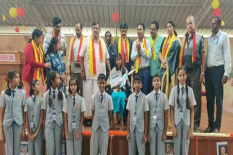 ಕುಶಾಲನಗರ ತಾಲೂಕು ಕನ್ನಡ ಸಾಹಿತ್ಯ ಪರಿಷತ್ತು ಮತ್ತು ಜ್ಞಾನಗಂಗಾ ವಸತಿ ಶಾಲೆಯ ಸಂಯುಕ್ತಾಶ್ರಯದಲ್ಲಿ ಆಯೋಜಿಸಲಾಗಿದ್ದ ಸೂದನ ರಾಘವಯ್ಯ ದತ್ತಿ ಕಾರ್ಯಕ್ರಮ ಮತ್ತು ಪ್ರತಿಭಾ ಪುರಸ್ಕಾರ ಸಮಾರಂಭದಲ್ಲಿ ಎಸ್‌ಎಸ್‌ಎಲ್‌ಸಿ ಸಾಧಕಿ ನವ್ಯಾಳನ್ನು ಸನ್ಮಾನಿಸಿ ಗೌರವಿಸಲಾಯಿತು. ಎಂ.ಪಿ. ಕೇಶವ ಕಾಮತ್, ಟಿ.ಕೆ. ಸುಧೀರ್, ಮೆ.ನಾ. ವೆಂಕಟನಾಯಕ್, ಟಿ.ಜಿ. ಪ್ರೇಮಕುಮಾರ್, ಸೂದನ ರತ್ನಾವತಿ, ಜೆ.ಎ. ಸಂಜನಾ ಮತ್ತಿತರರು ಇದ್ದರು.