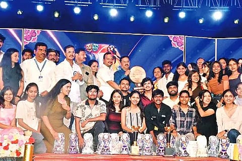 ದಾವಣಗೆರೆಯ ಬಿಐಇಟಿ ಕಾಲೇಜಿನಲ್ಲಿ ಗುರುವಾರ ಸಂಜೆ ನಡೆದ ‘ದವನ 2026’ ಸಮಾರೋಪ ಸಮಾರಂಭದಲ್ಲಿ ಸ್ಪರ್ಧೆಯ ವಿಜೇತರಿಗೆ ಪ್ರಾಚಾರ್ಯ ಡಾ. ಎಚ್.ಬಿ. ಅರವಿಂದ್ ಬಹುಮಾನ ವಿತರಿಸಿದರು. ಪ್ರೊ. ವೈ. ವೃಷಭೇಂದ್ರಪ್ಪ, ಡಾ. ವಿನುತಾ ಎಚ್.ಪಿ, ಡಾ. ಜಿ. ಮಾನವೇಂದ್ರ ಇದ್ದರು.