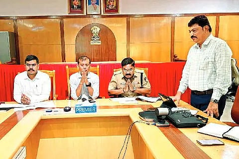 ದಾವಣಗೆರೆ ಜಿಲ್ಲಾಡಳಿತ ಭವನದಲ್ಲಿ ಗುರುವಾರ ನಡೆದ ಜಿಲ್ಲಾಮಟ್ಟದ ರಸಗೊಬ್ಬರ ಮತ್ತು ಬಿತ್ತನೆ ಬೀಜ ವಿತರಣೆಯ ಉಸ್ತುವಾರಿ ಸಮಿತಿ ಸಭೆಯಲ್ಲಿ ಜಿ.ಎಂ. ಗಂಗಾಧರ ಸ್ವಾಮಿ, ಗಿತ್ತೆ ಮಾಧವ ವಿಠ್ಠಲರಾವ್, ಎಚ್.ಟಿ. ಶೇಖರ್, ಜಿಯಾವುಲ್ಲಾ ಇದ್ದರು.