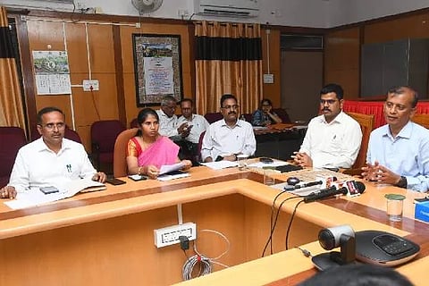 ದಾವಣಗೆರೆ ಜಿಲ್ಲಾಡಳಿತ ಭವನದಲ್ಲಿ ಸೋಮವಾರ ನಡೆದ ಸುದ್ದಿಗೋಷ್ಠಿಯಲ್ಲಿ ಜಿಲ್ಲಾಧಿಕಾರಿ ಜಿ.ಎಂ. ಗಂಗಾಧರ ಸ್ವಾಮಿ ಮಾತನಾಡಿದರು. ಗಿತ್ತೆ ಮಾಧವ ವಿಠ್ಠಲರಾವ್, ಮಮತಾ ಹೊಸಗೌಡರ್, ಶೀಲವಂತ ಶಿವಕುಮಾರ್, ಡಾ.ಎನ್. ಮಹಾಂತೇಶ್ ಇದ್ದರು.