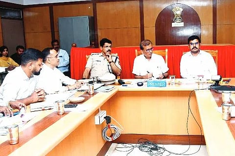 ದಾವಣಗೆರೆ ಜಿಲ್ಲಾಡಳಿತ ಭವನದಲ್ಲಿ ಬುಧವಾರ ನಡೆದ ಜಿಲ್ಲಾ ಜಾಗೃತಿ ಮತ್ತು ಉಸ್ತುವಾರಿ ಸಮಿತಿಯ ಎರಡನೇ ತ್ರೈಮಾಸಿಕ ಸಭೆಯಲ್ಲಿ ಜಿ.ಎಂ. ಗಂಗಾಧರಸ್ವಾಮಿ, ಗಿತ್ತೆ ಮಾಧವ ವಿಠ್ಠಲರಾವ್, ಪರಮೇಶ್ವರ್ ಹೆಗಡೆ, ಸಿದ್ದಲಿಂಗೇಶ್, ಡಾ.ಮಹಾಂತೇಶ್ ಇದ್ದರು.
