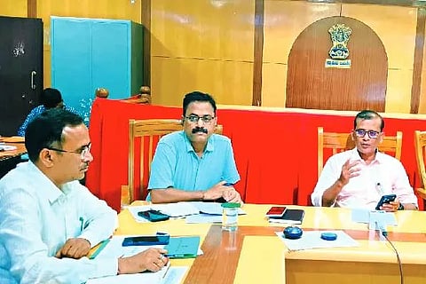 ದಾವಣಗೆರೆಯಲ್ಲಿ ಮಂಗಳವಾರ ಸುದ್ದಿಗೋಷ್ಠಿಯಲ್ಲಿ ಜಿಲ್ಲಾಧಿಕಾರಿ ಜಿ.ಎಂ. ಗಂಗಾಧರಸ್ವಾಮಿ ಮಾತನಾಡಿದರು. ಶೀಲವಂತ ಶಿವಕುಮಾರ್, ಡಾ. ಎನ್. ಮಹಾಂತೇಶ್ ಇದ್ದರು.