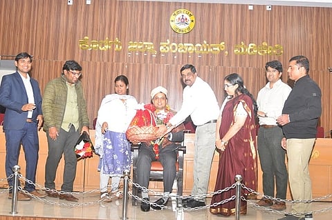 ಭೂ ದಾಖಲೆಗಳ ಇಲಾಖೆಯ ಆಯುಕ್ತರಾಗಿ ವರ್ಗಾವಣೆಗೊಂಡಿರುವ ನಿರ್ಗಮಿತ ಜಿಲ್ಲಾಧಿಕಾರಿ ವೆಂಕಟ್ ರಾಜಾ ಅವರಿಗೆ ಜಿಲ್ಲಾಡಳಿತ ವತಿಯಿಂದ ಇತ್ತೀಚೆಗೆ ಬೀಳ್ಕೊಡಲಾಯಿತು.