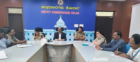 ಕೋಲಾರದ ಜಿಲ್ಲಾಧಿಕಾರಿ ಕಚೇರಿ ಸಭಾಂಗಣದಲ್ಲಿ ಎನ್‌ಸಿಒಆರ್‌ಡಿ ಜಿಲ್ಲಾಮಟ್ಟದ ಸಮನ್ವಯ ಸಮಿತಿ ಸಭೆಯಲ್ಲಿ ಜಿಲ್ಲಾಧಿಕಾರಿ ಡಾ.ಎಂ.ಆರ್.ರವಿ ಮಾತನಾಡಿದರು. ಕನ್ನಿಕಾ ಸಿಕ್ರಿವಾಲ್, ಶಿವಾಂಶು ರಜಪೂತ ಇದ್ದರು.